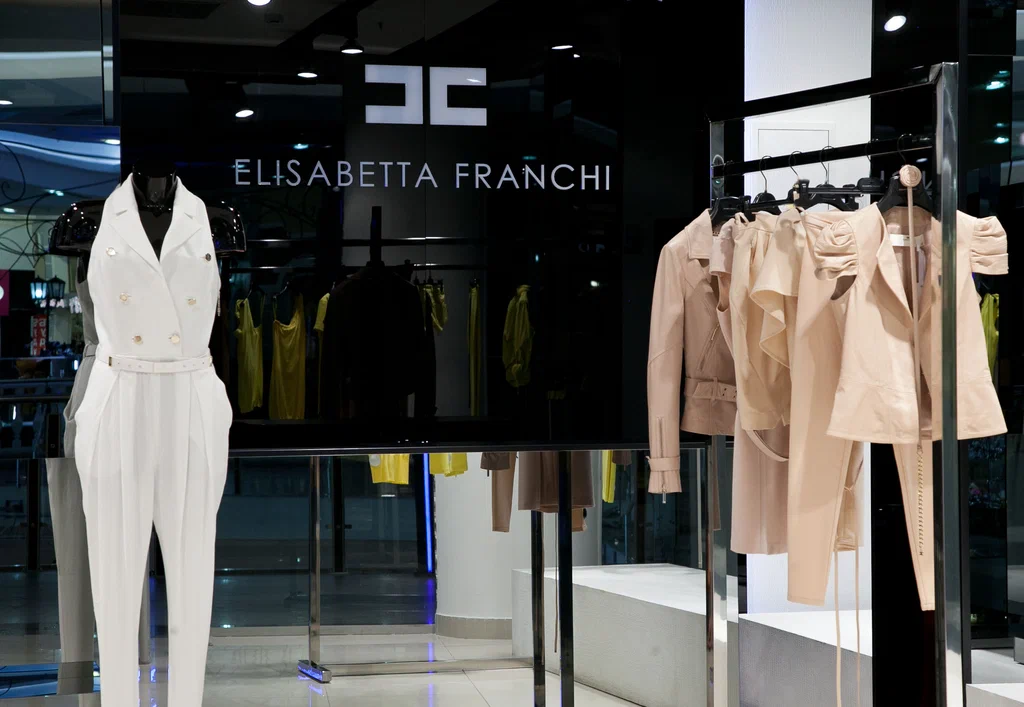 Tailleur Elisabetta Franchi: A Glimpse into the World of Italian Luxury Fashion